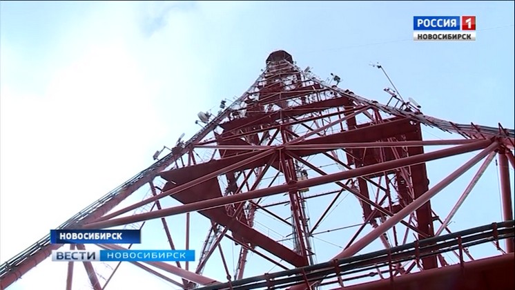 Огромный триколор установили на вершине телевизионной вышки в Новосибирске