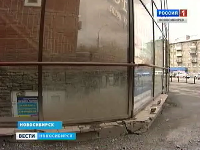 Пивной ларек мешает устранить порыв теплосетей в Кировском районе