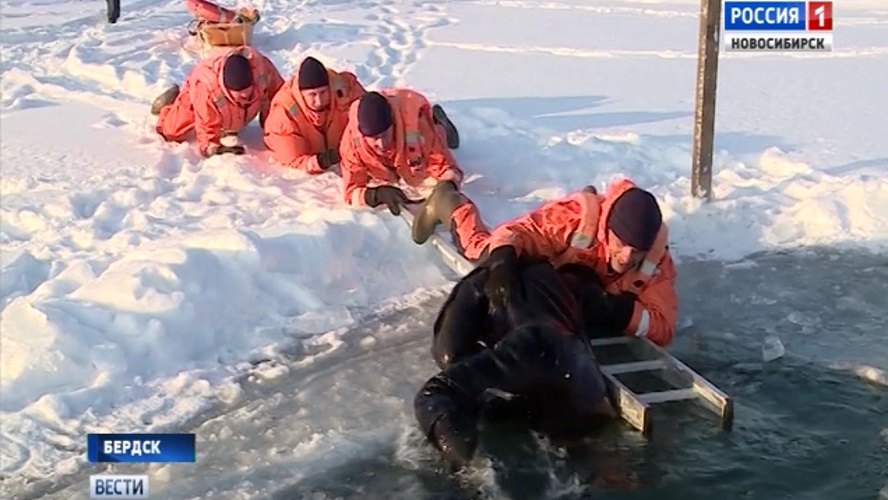 Спасатели в ходе рейда предупредили новосибирских рыбаков об опасности тонкого льда