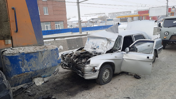 Новосибирский автомобилист влетел в снегоуборочную машину и погиб