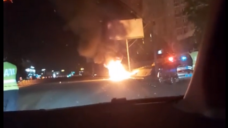 В Новосибирске ночью загорелся автомобиль