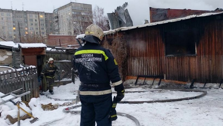 Новосибирские пожарные спасли человека из горящего здания