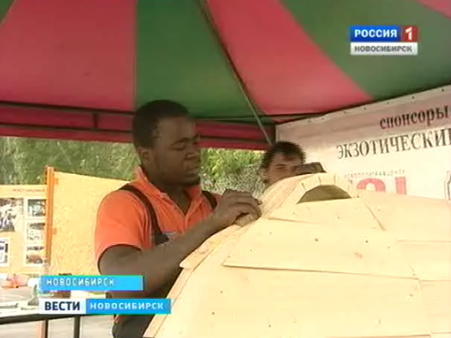 В Новосибирске сегодня гостит необычный африканский художник - &quot;Веселый гробовщик из Ганы&quot;