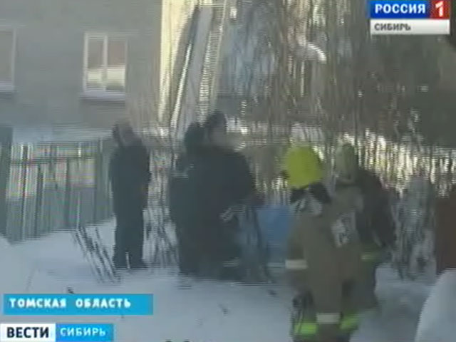 Томские полицейские спасли из горящего дома семью с маленькими детьми