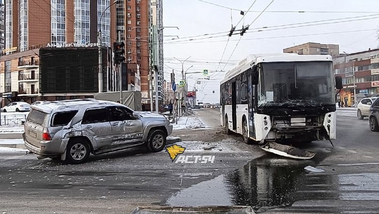 В Новосибирске пассажирский автобус № 96 снес кроссовер на перекрестке