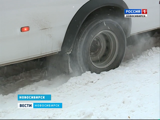 Автомобили «Скорой помощи» массово застревают в заснеженных дворах Новосибирска   