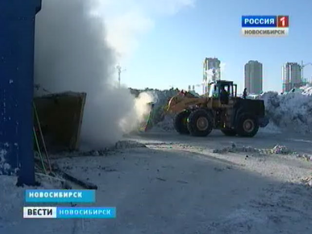Силы коммунальщиков брошены на очистку Новосибирска от двухдневной метели
