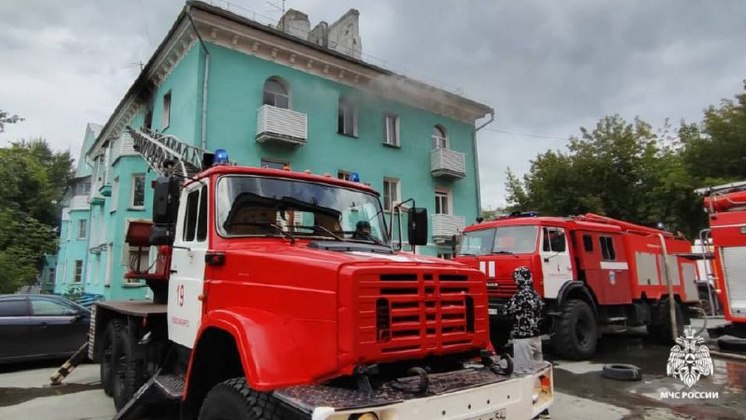 В Новосибирске спасли двух человек из огня во время пожара в трехэтажном доме