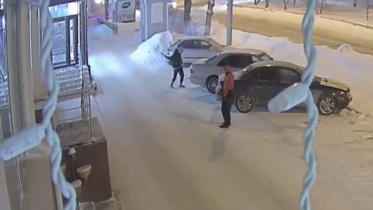 Праздные хулиганы разбили битами фары автомобиля в Новосибирске 