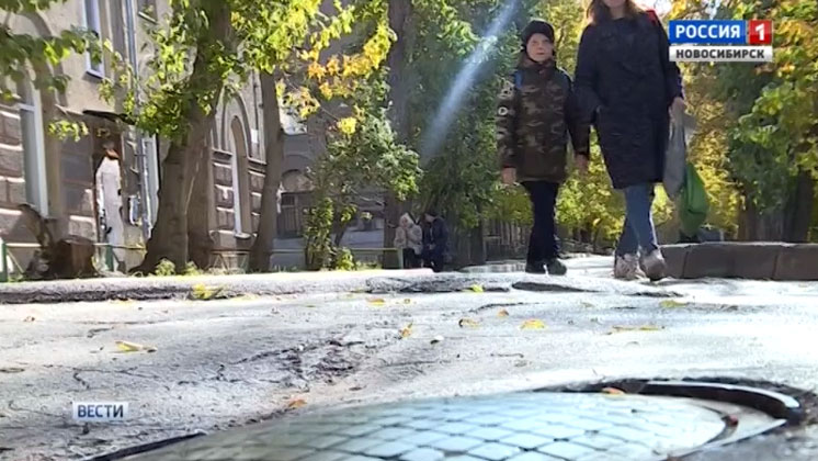 Жители Ленинского района пожаловались на коммунальную яму рядом со школой
