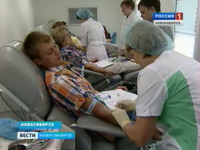 В Новосибирске на площади Ленина развернули мобильный пункт сдачи крови