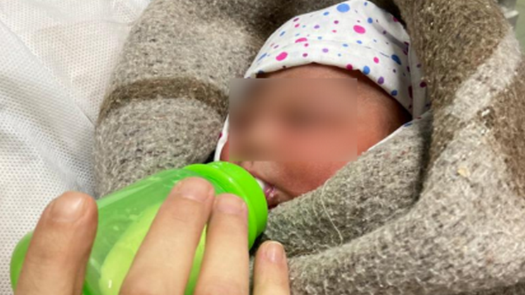 Найденную в коробке на новосибирской трассе новорождённую девочку передали в семью