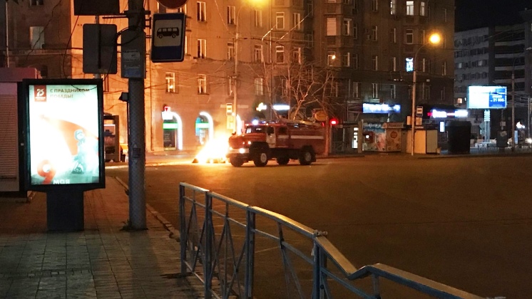 На площади в Новосибирске минувшей ночью неизвестные сожгли кучу мусора 
