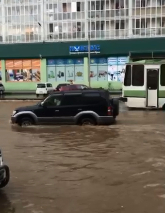 В Новосибирске затопило улицу Троллейную
