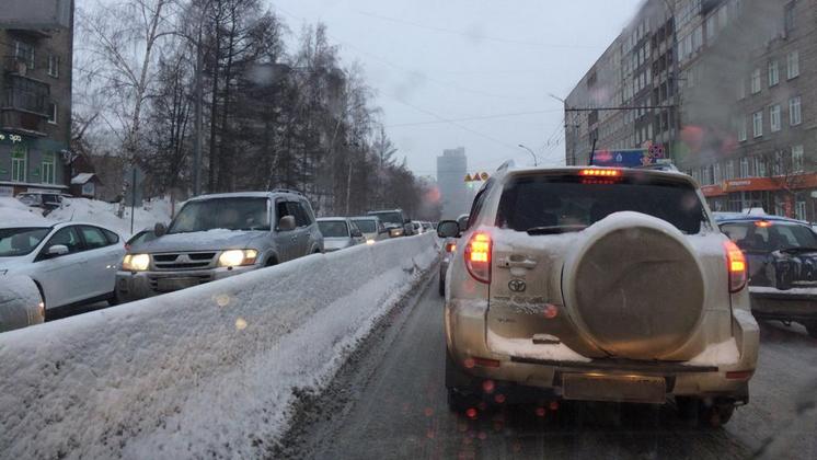 Новосибирск встал в многокилометровых пробках вечером 5 марта
