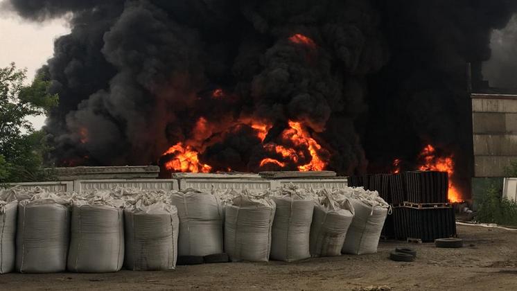 Пожарные борются с распространением огня на территории новосибирского завода