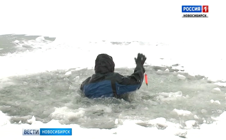 Новосибирские рыбаки продолжают рисковать и выходят на тонкий лед