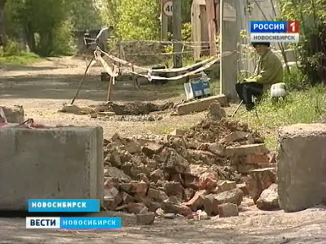 Жители одного из микрорайонов Новосибирска жалуются на плачевное состояние дворов
