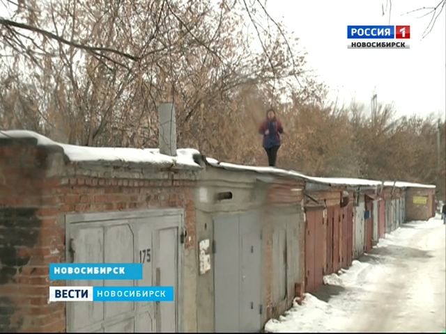 Стройка в Академгородке вынуждает местных жителей ходить по крышам гаражей