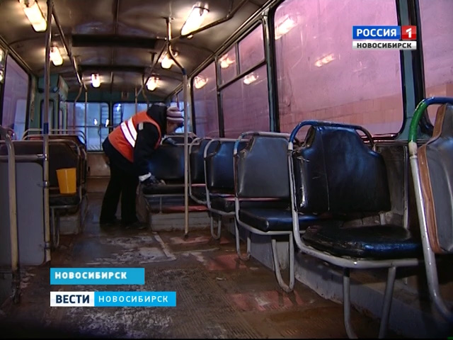 Новосибирские транспортники борются с инфекциями, обрабатывая салоны машин химией
