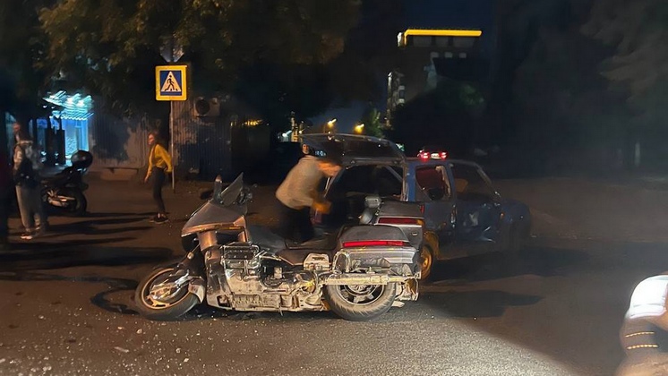 В Новосибирске водитель «Оки» не заметил мотоциклиста и сбил его