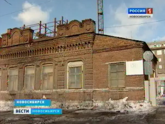 В центре Новосибирска разрушается постройка начала прошлого века