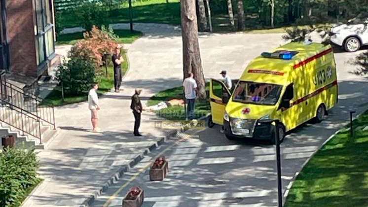 Труп мужчины нашли под деревом около жилого дома в Новосибирске