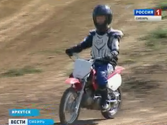 12-летняя иркутянка, у которой отсутствует с рождения одна рука, научилась водить мотоцикл