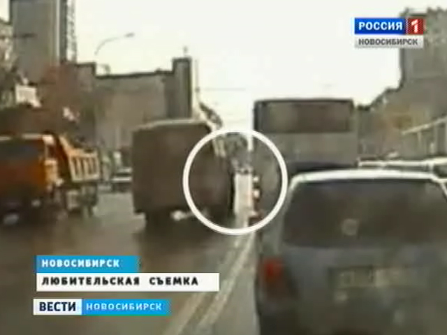 В Новосибирске водитель пассажирского автобуса сбил пешехода, двигаясь по встречной полосе
