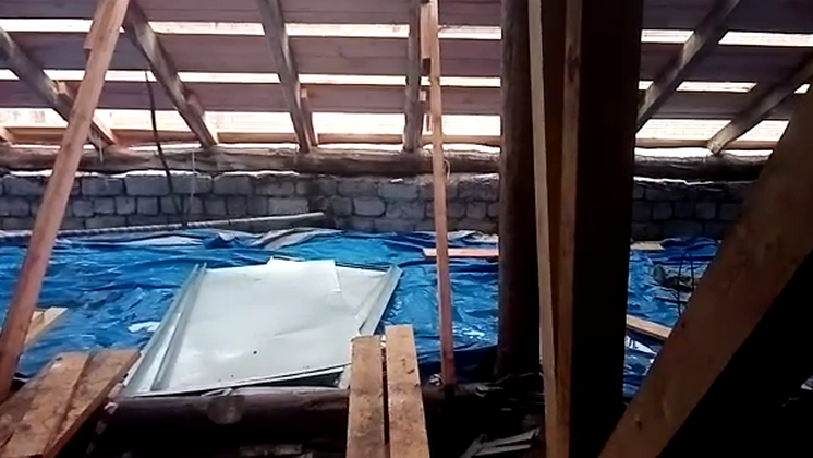Новосибирцы живут в доме с дырявой крышей из-за затянувшегося капремонта