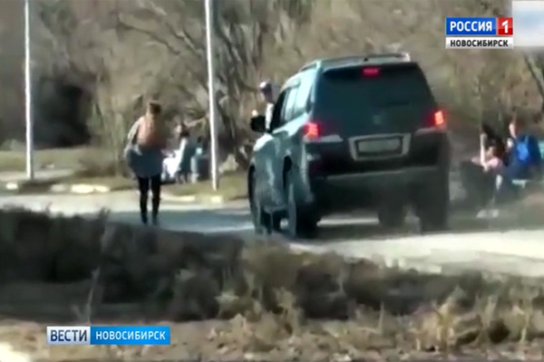 Хам на внедорожнике Lexus едва не задавил людей на набережной в Новосибирске