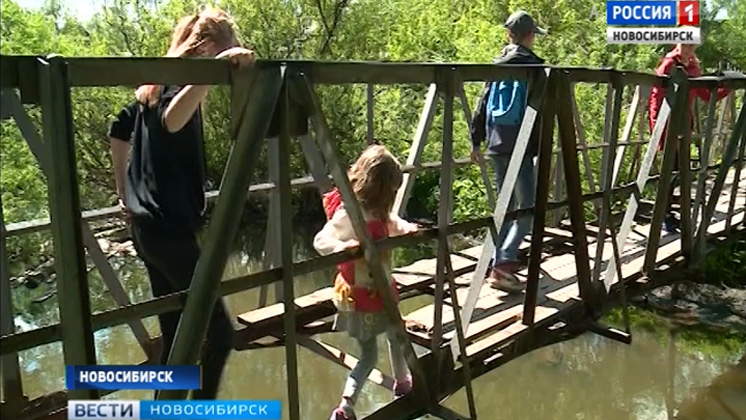 Новосибирцы жалуются на плачевное состояние пешеходного моста через реку Каменка