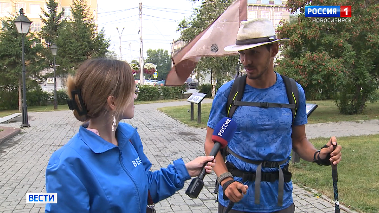 Идущий через всю Россию пешком путешественник остановился в Новосибирске