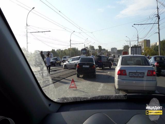 Шесть автомобилей попали в утреннее ДТП в Новосибирске