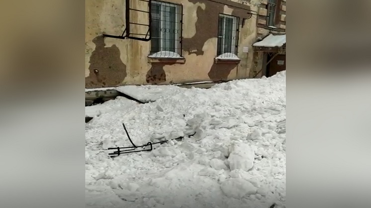 «Вывернуло пожарную лестницу»: груда снега сошла с крыши дома в Новосибирске