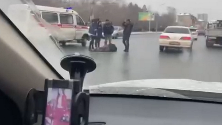 Пьяный пешеход упал посреди проезжей части в Новосибирске