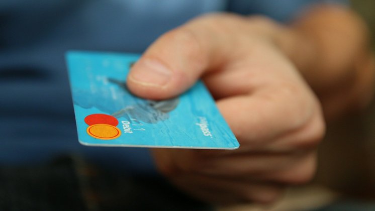 В Новосибирске 54-летний горожанин украл деньги с банковской карты девушки 