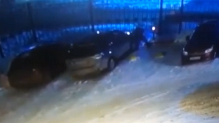В Новосибирске неизвестные в масках порезали ножом колёса автомобиля 