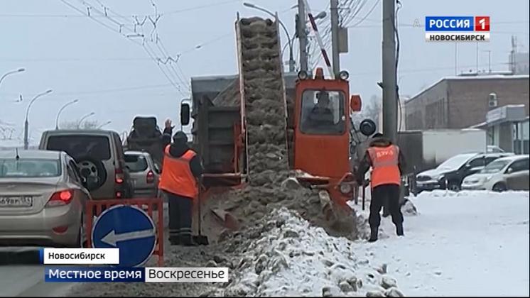 Битва со снегом: сугробы в Новосибирске растут и вверх, и вширь