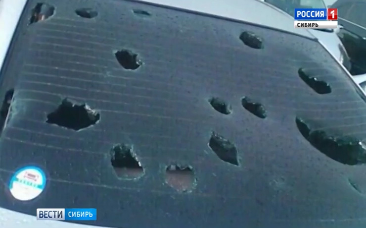 Крупный град побил машины и крыши домов в Хакасии