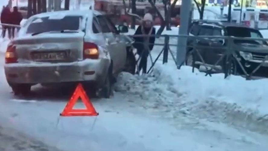 Легковушка влетела в ограждение после аварии в Новосибирске
