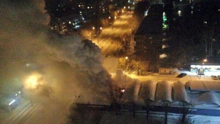 Пожарные два часа тушили торговые киоски в Новосибирске (видео)