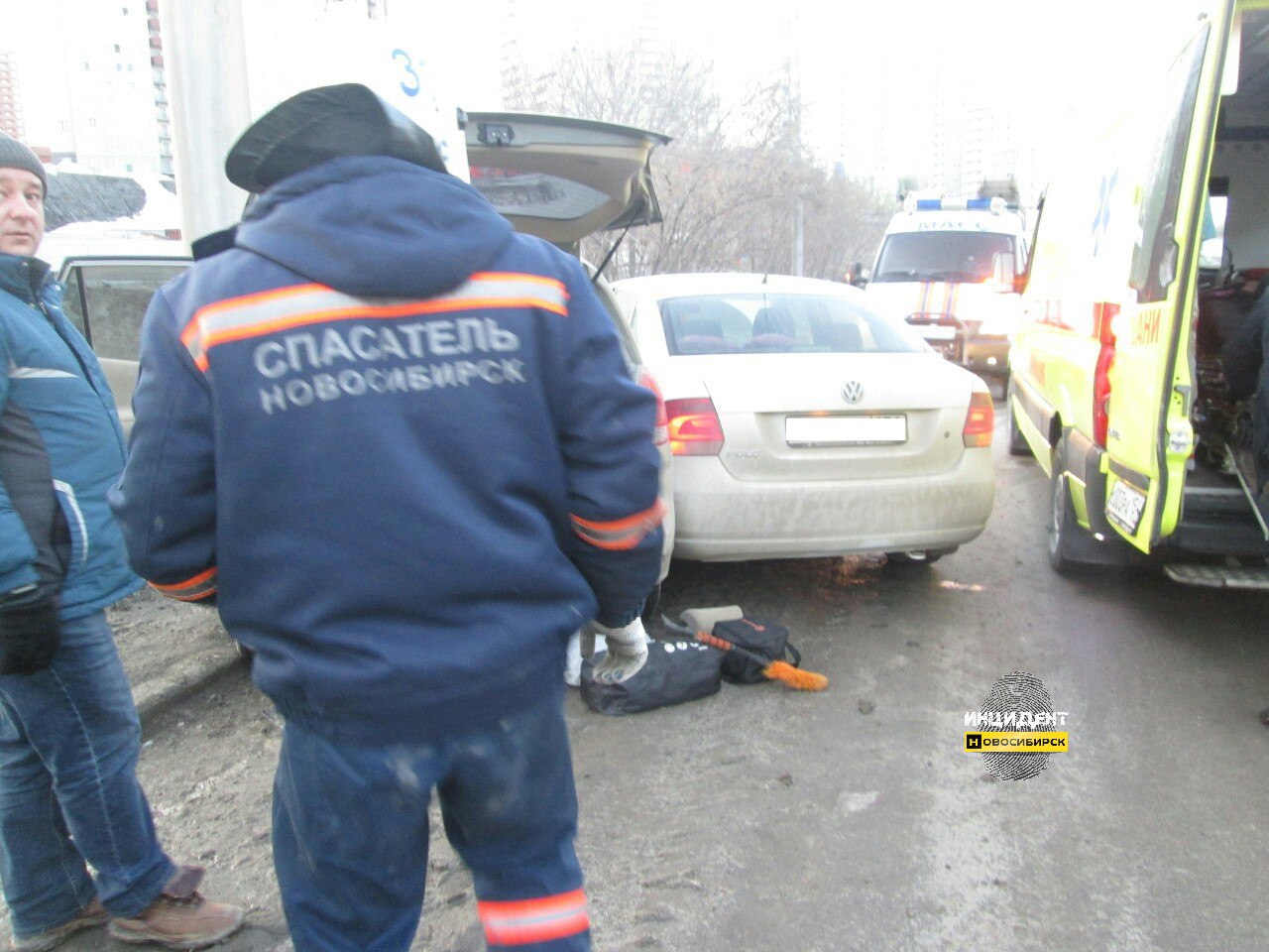 В центре Новосибирска спасатели достали женщину из искореженного автомобиля