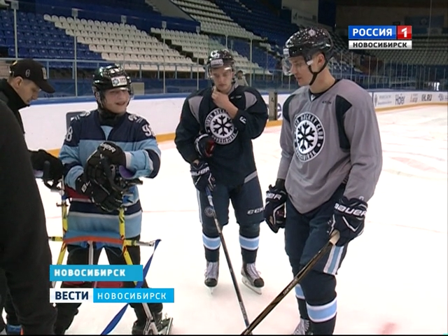 Известный новосибирский болельщик ХК «Сибирь» вышел на лёд вместе с командой