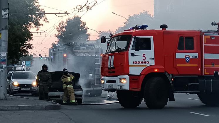 В Новосибирске на улице Дуси Ковальчук загорелась иномарка