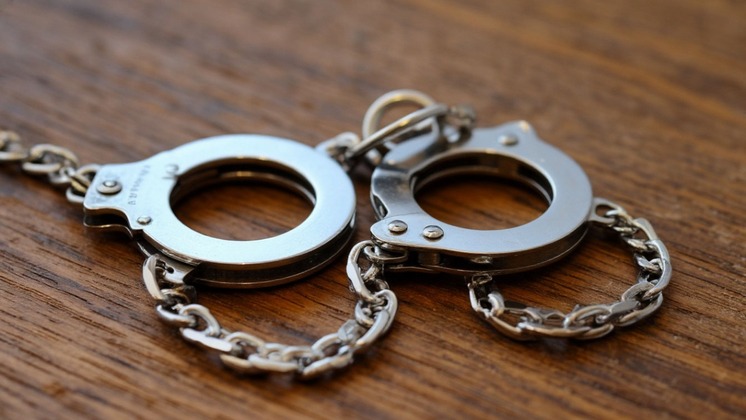 В Новосибирске банда подростков-экстремистов и их куратор ответят перед судом