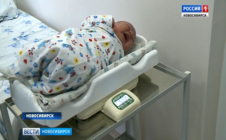 Новорожденный с гигантским весом появился на свет в новосибирском роддоме