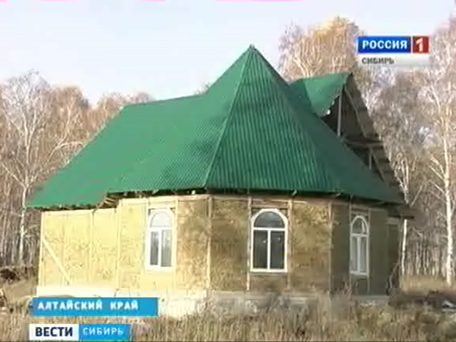 Жители Алтайского края создали недорогое архитектурное решение - дом из соломы