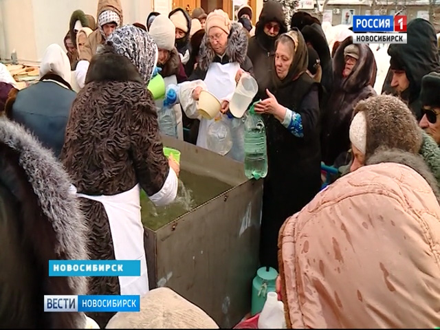 Новосибирцы выстраиваются в очереди у храмов, чтобы набрать крещенской воды