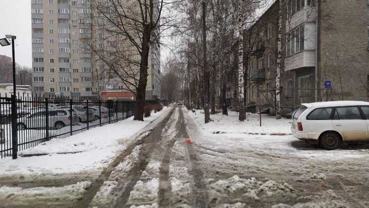 В Новосибирске неизвестный водитель сбил 17-летнего юношу